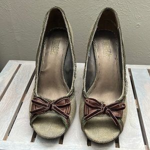 TRIBECA Open Toe Tan Heel with Olive Green and Brown Accents